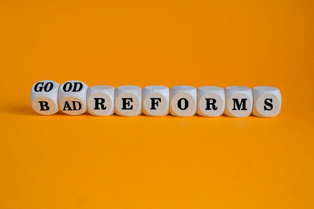 Goede of slechte hervormingen symbool Concept woorden Goede hervormingen Slechte hervormingen op mooie bakstenen blokken