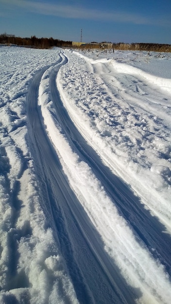 goede skipiste op een besneeuwd veld