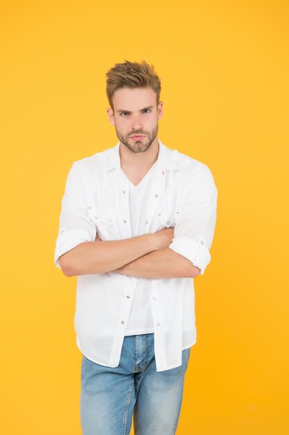 Goede smaak in kleding Formele mode Formele stijl Kledingwinkel Aantrekkelijke man draagt shirt Zelfverzekerd in zijn aantrekkelijke Bebaarde man zakelijke stijl Knappe man fotomodel Sexy macho man