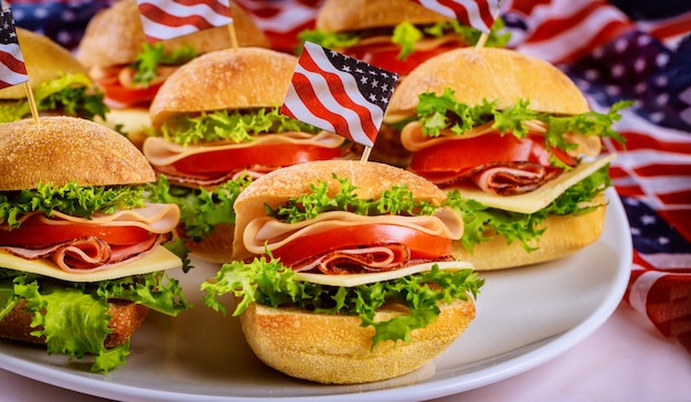 Goede voorgerecht sandwiches op wit met vlag.