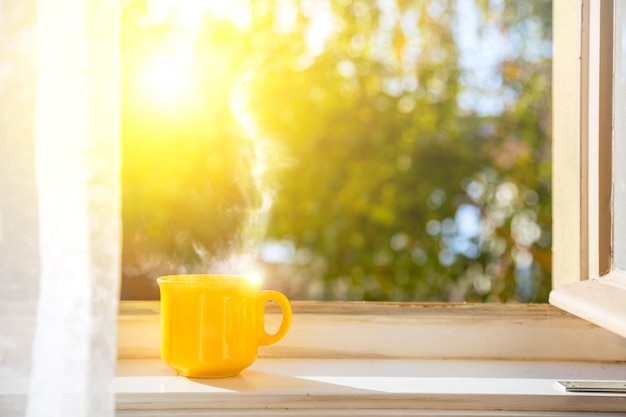 Goedemorgen Cup op het raam met zon en intreepupil natuur achtergrond