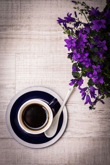 Goedemorgen koffie met lentebloemen