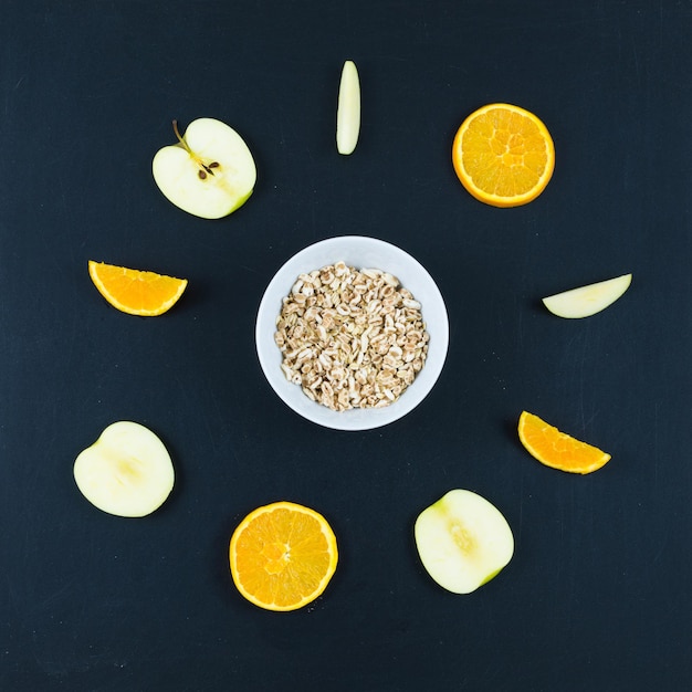 Goedemorgen met gezond ontbijt met platte samenstelling van gesneden appel en sinaasappelhaver