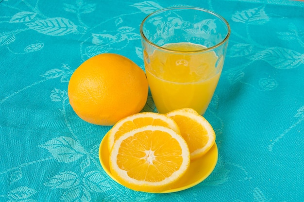 Goedemorgen met jus d'orange op blauwe achtergrond