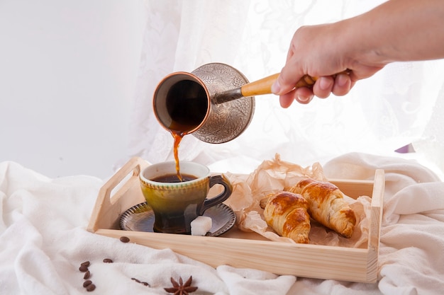 Goedemorgen zwarte koffie met knapperige croissants