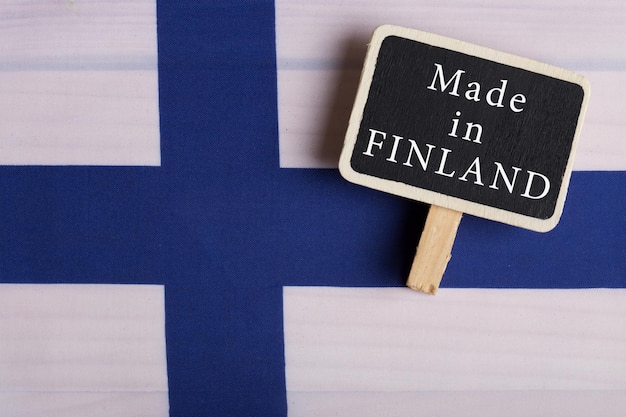 Goederen en diensten concept Fins land vlag schoolbord met tekst Made in Finland