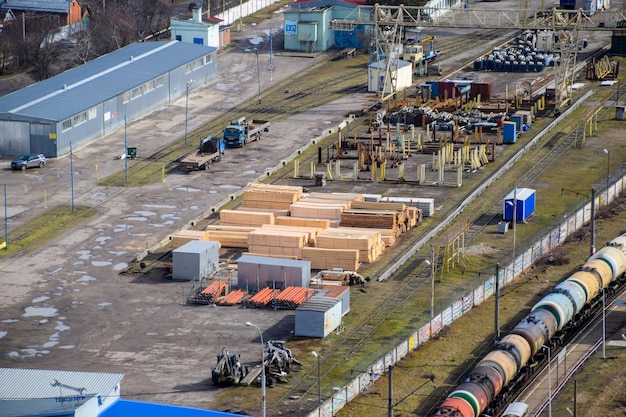 Foto goederentrein die door de stadsgebouwen reist