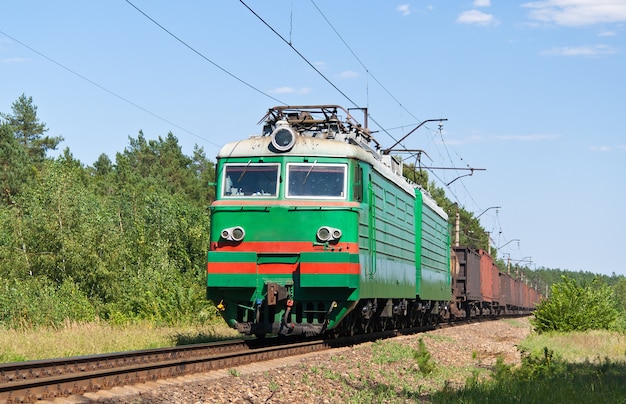 Goederentrein getrokken door elektrische locomotief bij de Oekraïense spoorwegen