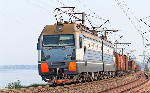 Goederentrein op een oever van de dnjepr in oekraïne