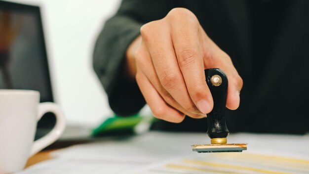 Foto goedkeuring door zakenman, gecertificeerde ondertekening van de wet, officieel, handtekeningformulier, managerwetgeving.