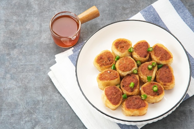 Photo gohyong or ngo hiang made from minced chicken with flour served with sour sauce