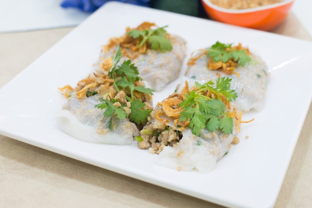 Goi Cuon - Vietnamese frisse zomerbroodjes gevuld met garnalen.