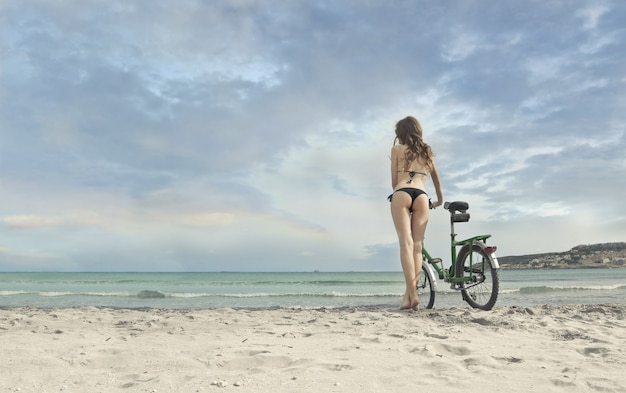 Foto andare in spiaggia in bicicletta