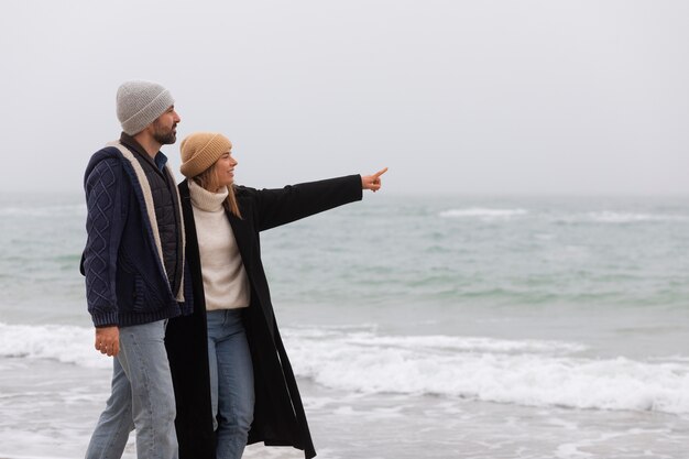 Photo going for a walk in the seaside in winter