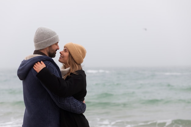 Foto andare a fare una passeggiata al mare in inverno