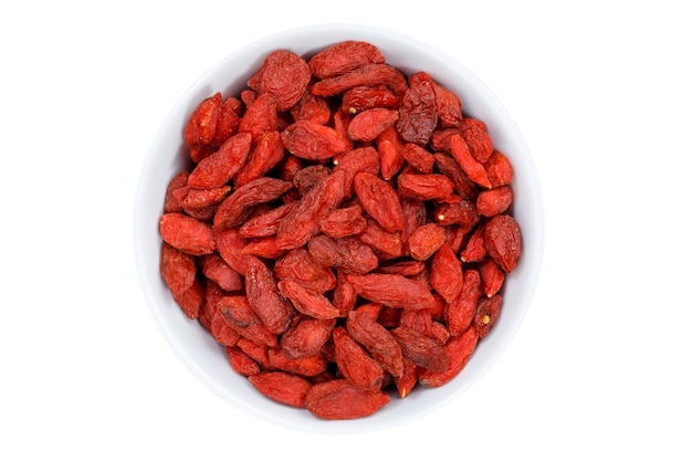 Bacche di goji bacca dall'alto ciotola isolata su bianco