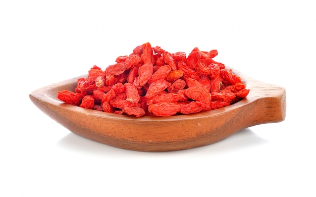 Bacche di goji isolate su priorità bassa bianca