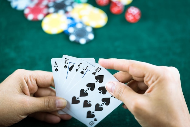 Gokken Poker Blackjack Kaarten Hand Getoond en Dobbelstenen Foto