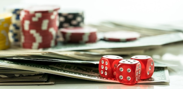 Gokken Pokerkaarten Chips en dobbelstenen Concept foto