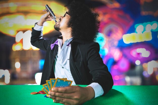 Foto gokker drinkt alcohol in het casino.