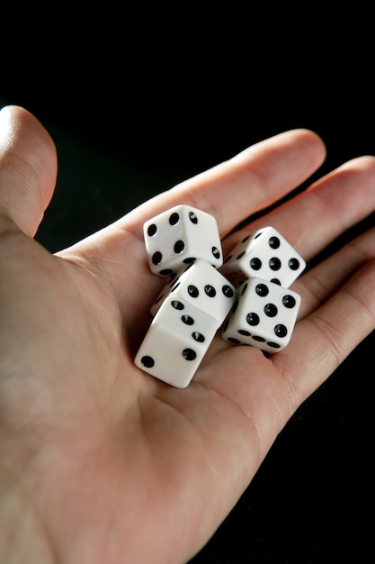 Gokker vijf dobbelstenen in menselijke hand