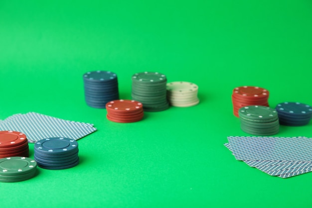 Gokspaanders en kaart voor poker op groene muur. Bovenaanzicht