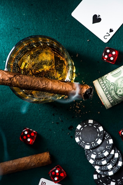 Gokverslaving Concept Poker dobbelstenen of kaartspellen voor geld