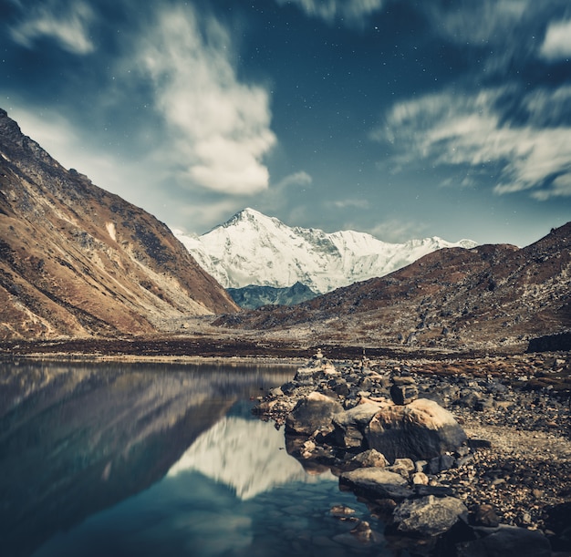 Lago gokyo e himalaya in sfumature di grigio blu.