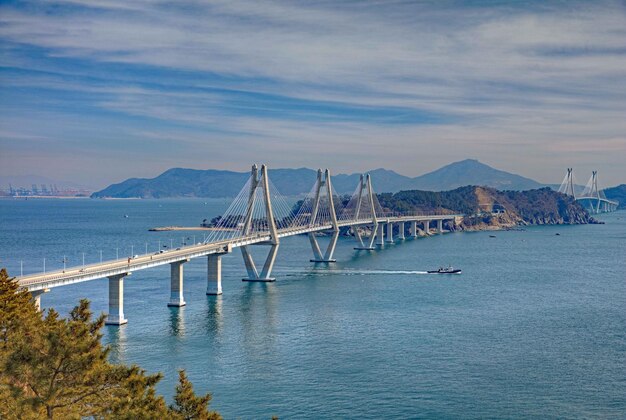 Gökyüzüne karşı deniz manzarası