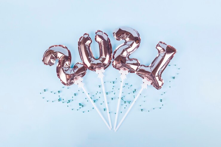 Photo gold balloons in form of numbers 2021 on blue