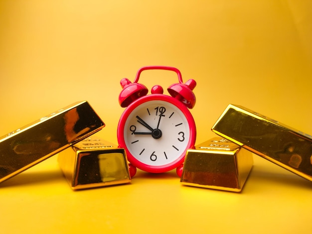 Фото Золотой слиток с концептуальным изображением часов время - золото