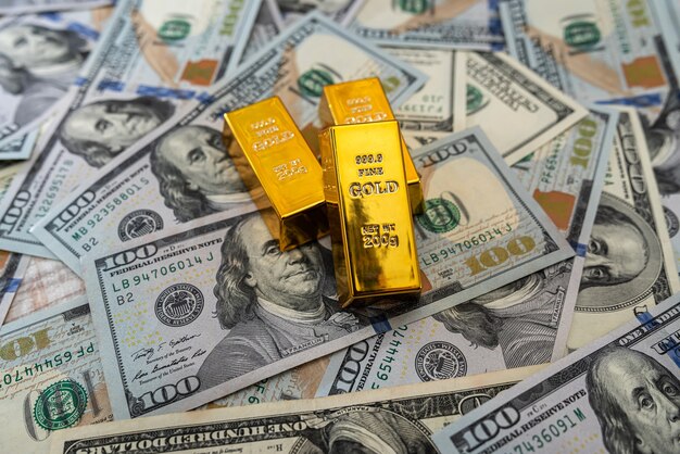 Lingotti d'oro sulla banconota da 100 dollari usa