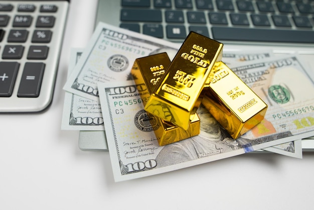 Фото Концепция торговли золотыми фьючерсами онлайн-торговля активами или покупка золотых слитков для инвестиций