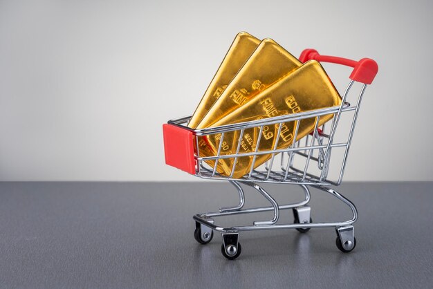 Photo gold bars in shopping trolley