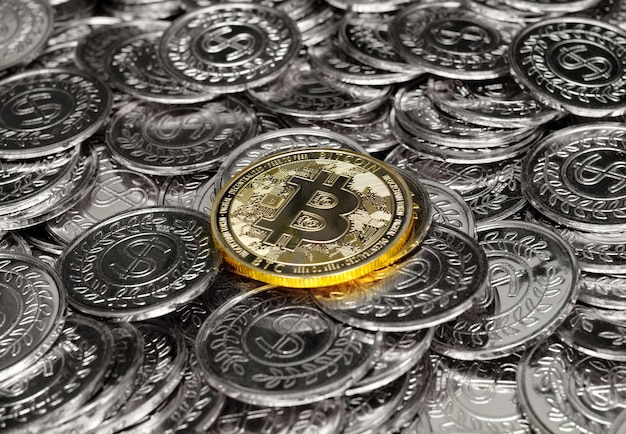 Criptovaluta bitcoin d'oro su monete d'argento in mucchio molto