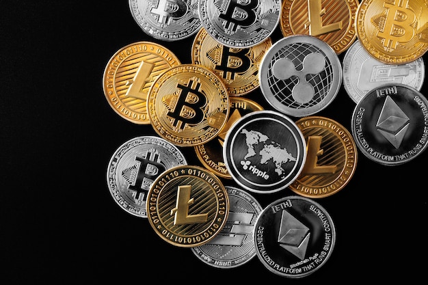 Photo a gold bitcoin sign symbol icon bursting through a the background