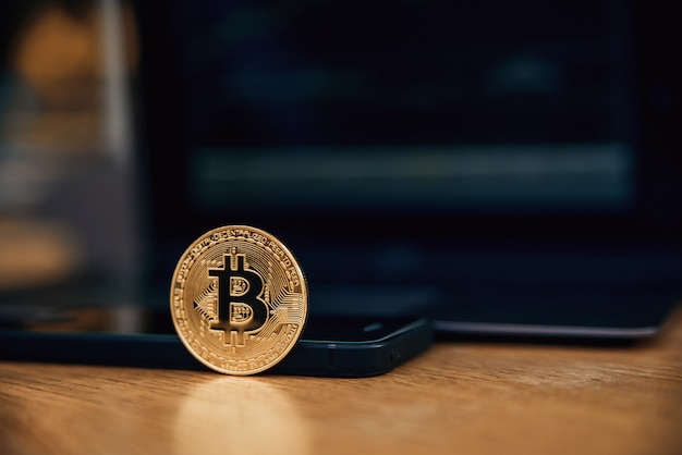 Bitcoin d'oro con smartphone