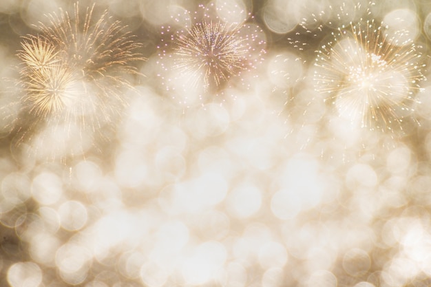 Foto bokeh oro con fuochi d'artificio per il nuovo anno o festeggiare sfondo