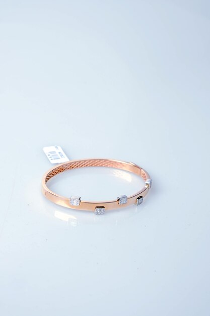 Photo a gold bracelet with a tag that says  diamonds  on it