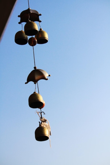 Le campane in ottone d'oro appese alla pagoda nel tempio si trovano sulla montagna per il cielo blu della thailandia