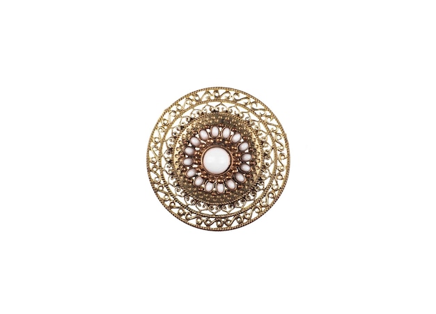 Photo a gold brooch with a pearl in the center.