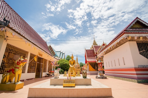 Immagine di buddha dell'oro all'aperto in tempiale