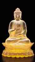 Photo a gold buddha statue with the hands on the chest