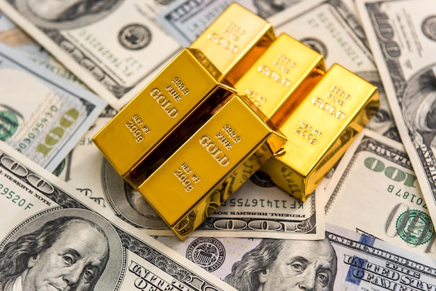 Gold bullion lying on us money