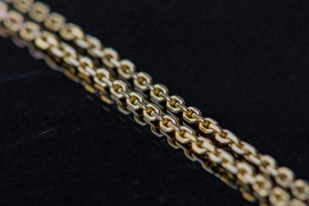 A gold chain with a gold finish.