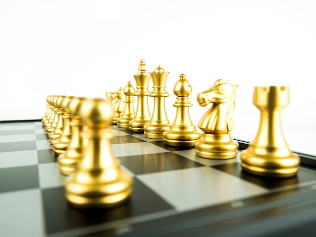 Золотые шахматные фигуры на борту для начала игры, игра «Интеллектуальный спорт и тактика»