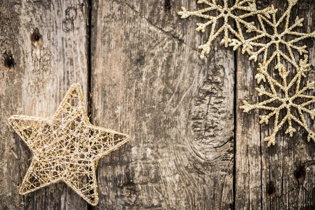 グランジウッドの背景にゴールドのクリスマスツリーの装飾冬の休日の概念