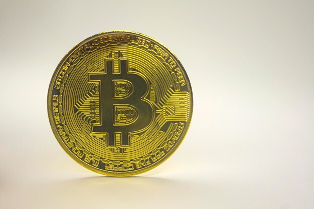 白い背景の上の金貨 Bitcoin 暗号通貨 Blockchain 技術の概念