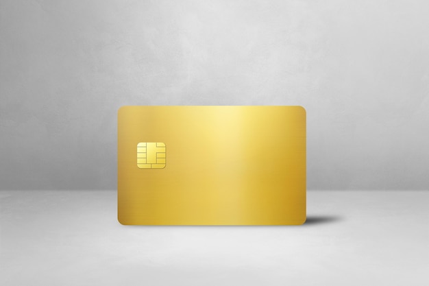 Золотая кредитная карта на белом бетонном фоне
