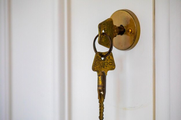 Photo a gold door knob with a lock that says  no